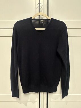 Uniqlo Women’s wool V-Neck Sweater - navy blue